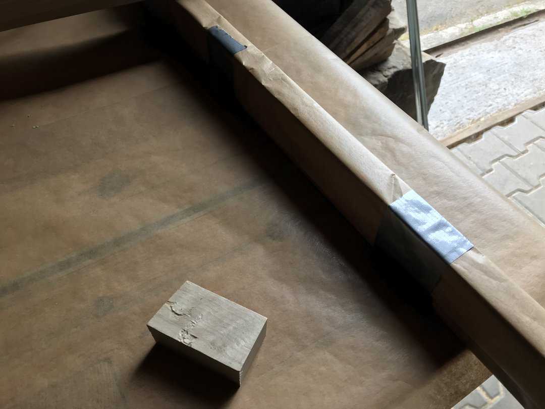 Massivholz Couchtisch selber bauen - Eiche mit Baumkante trifft auf Metall