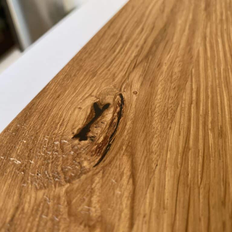 Risse und Löcher im Holz füllen: Diese Möglichkeiten gibt es!