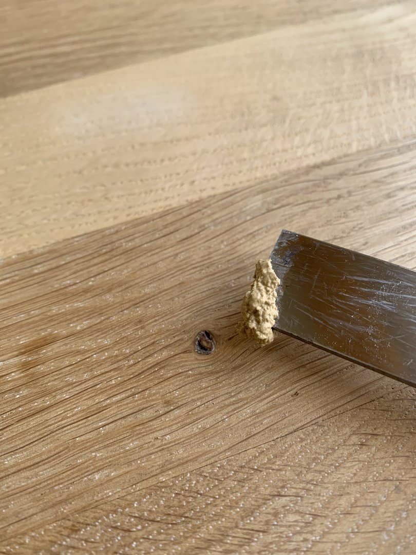 Risse und Löcher im Holz füllen: Diese Möglichkeiten gibt es!