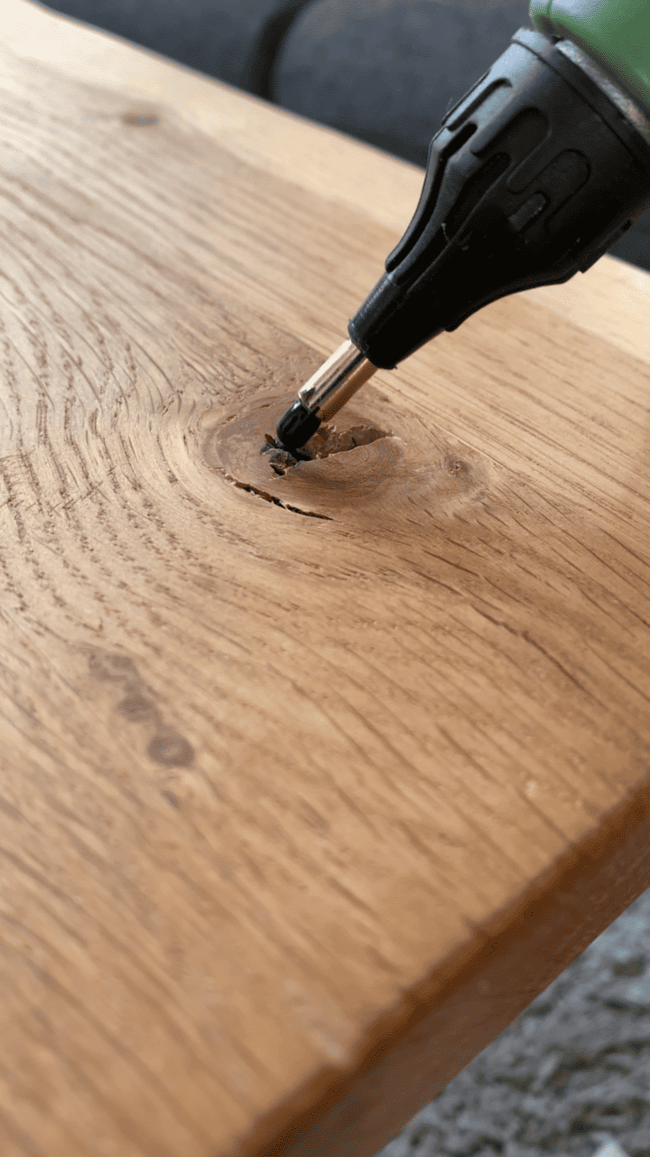 Risse und Löcher im Holz füllen Diese Möglichkeiten gibt es!