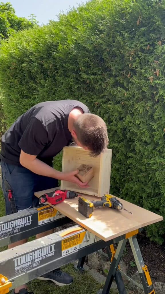 Insektenhotel bauen - Holzscheit befestigen