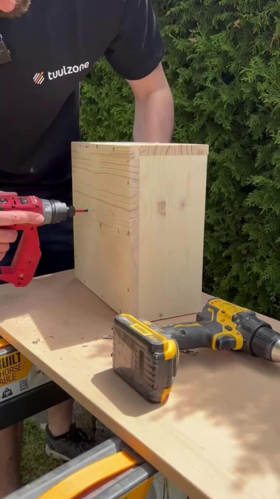 Insektenhotel bauen - Holzscheit befestigen