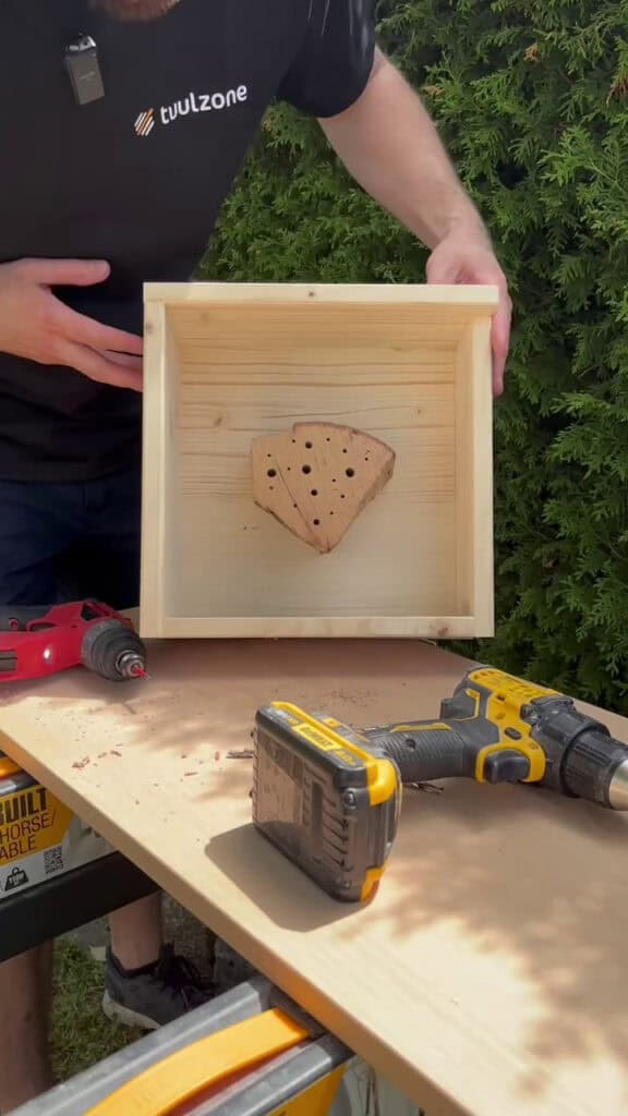 Insektenhotel bauen - Holzscheit befestigen