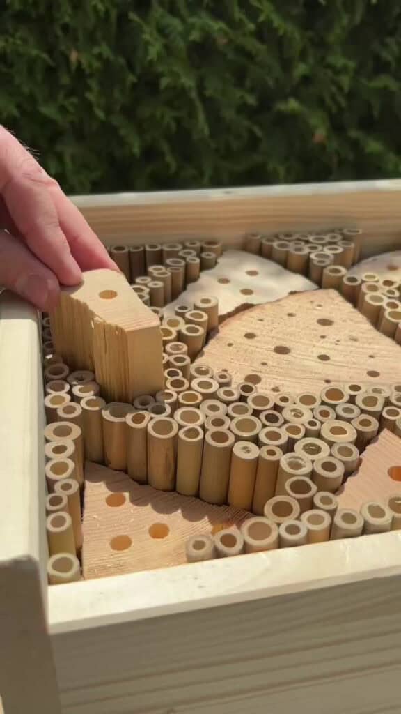 Insektenhotel bauen - Füllmaterial einsetzen