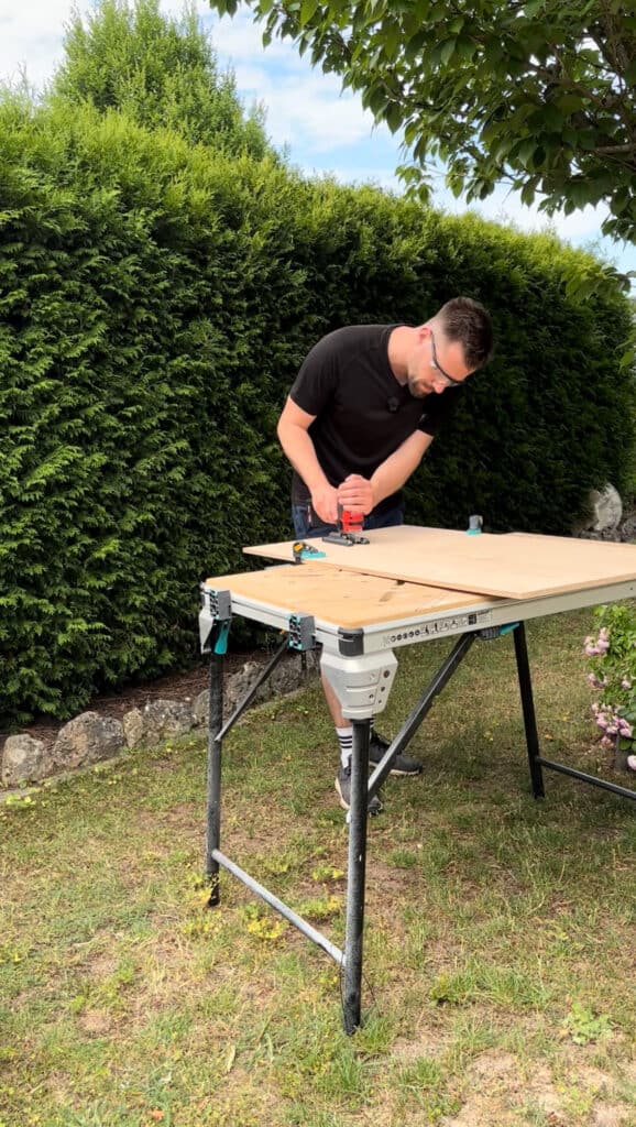 Cornhole Board bauen: 15cm Loch sägen.