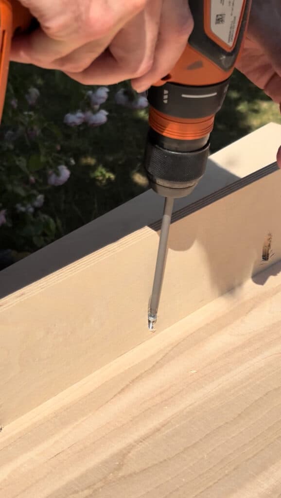 DIY Cornhole Board - Seitenteile verschrauben