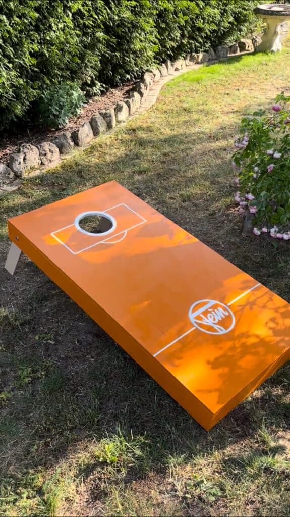 Cornhole Board in Fußballfeld Optik